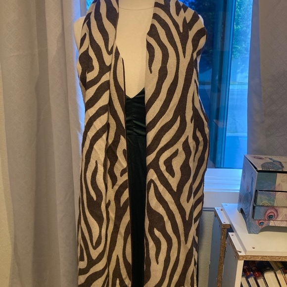 NEIMAN MARCUS Zebra Print Fringe - Picture 9 of 9